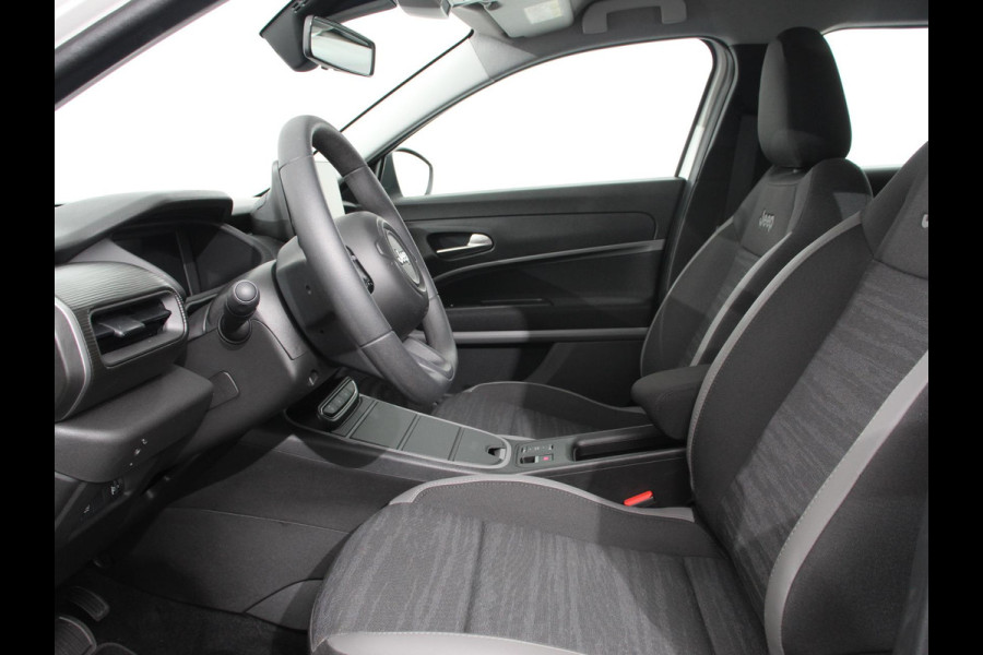 Jeep Avenger Longitude 54 kWh Automaat SOH 96% Navigatie Apple Carplay/ Android Auto Parkeersensor achter Cruise Control Full LED Virtual Cockpit Climate Control