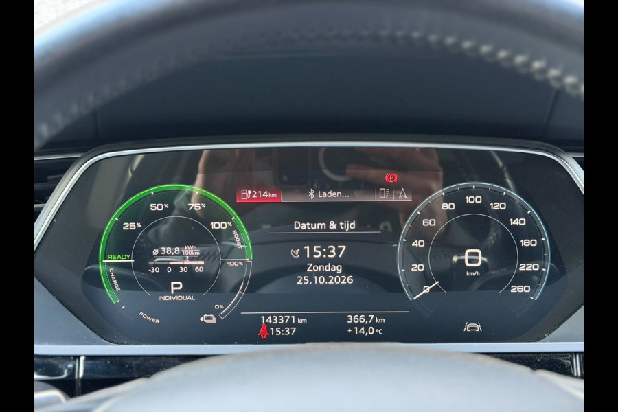 Audi e-tron E-tron 55 quattro advanced 95 kWh 100% SoH! (DEALER ONDERHOUDEN, NAVI, NL-AUTO, 360 CAMERA, TREKHAAK, ETC!)