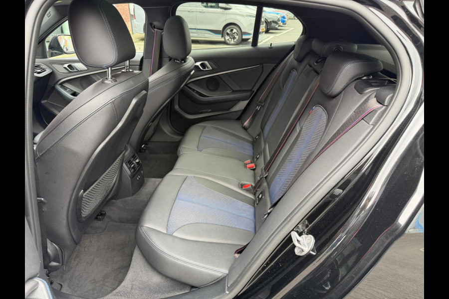 BMW 1-serie 116i Executive Edition M-Pakket Vol | Panorama | Parksensor | Keyless | Elektrische Achterklep | LED | Leder |