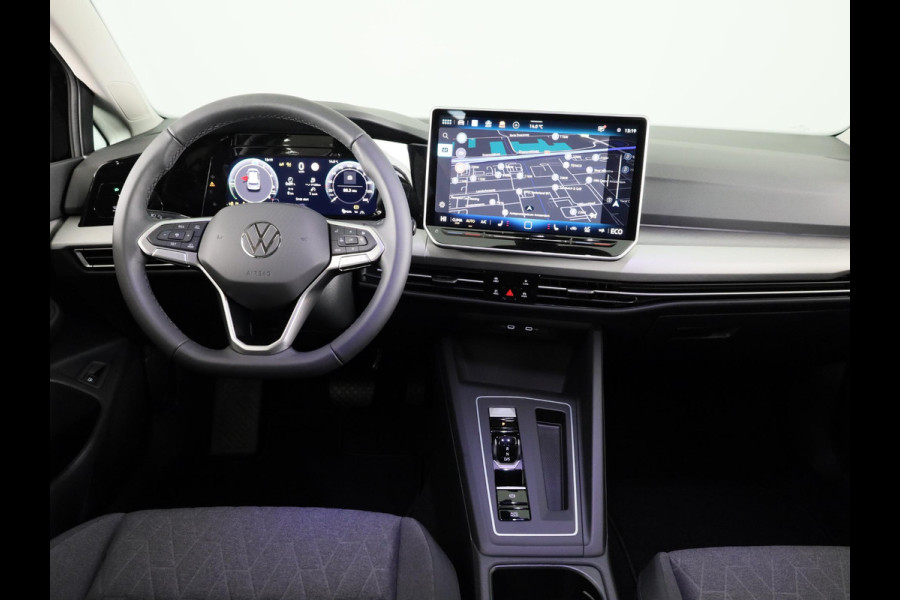 Volkswagen Golf Life Edition 1.5 eHybrid 150 kW / 204 PK Hatchback Achteruitrijcamera | Stoelverwarming | Carplay