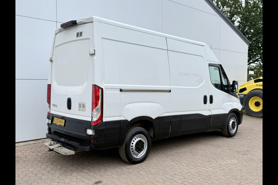 Iveco Daily 35S14 2.3 L2H2 Airco Cruise Control 3,5t Trekhaak Kastwand Inbouw