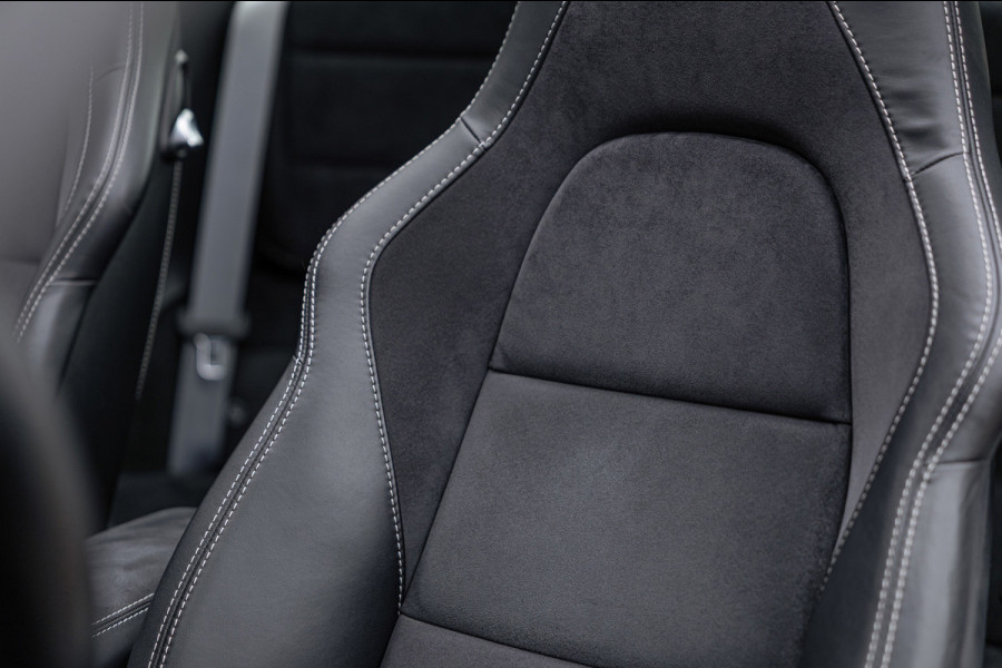 Porsche 911 3.0 Targa 4 GTS / NL-Auto / Approved garantie 06-2029 / Sportuitlaat / Navigatie / Bose