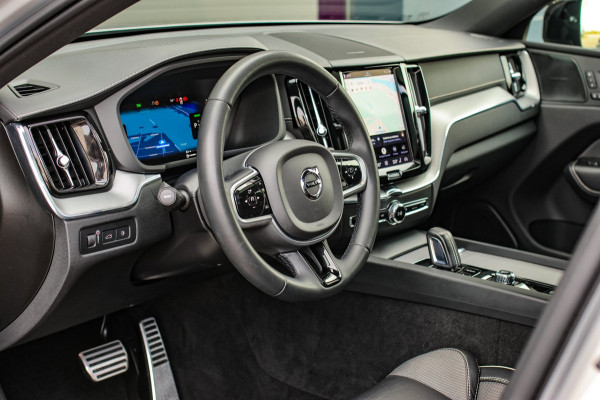 Volvo XC60 2.0 T8 Plug-in hybrid AWD R-Design *Pano*H/K*Luchtvering*Trekhaak*