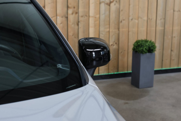 Volvo XC60 2.0 T8 Plug-in hybrid AWD R-Design *Pano*H/K*Luchtvering*Trekhaak*