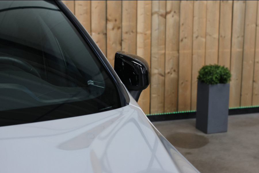 Volvo XC60 2.0 T8 Plug-in hybrid AWD R-Design *Pano*H/K*Luchtvering*Trekhaak*