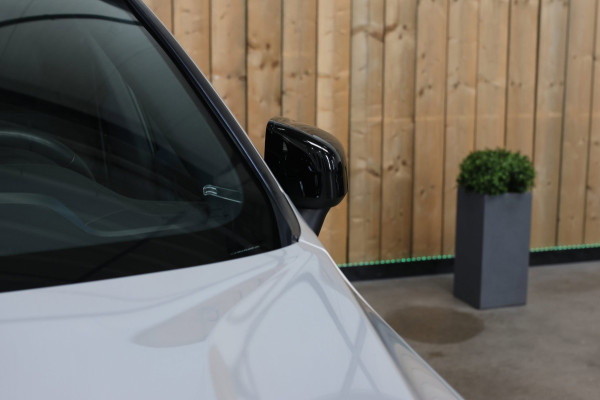 Volvo XC60 2.0 T8 Plug-in hybrid AWD R-Design *Pano*H/K*Luchtvering*Trekhaak*