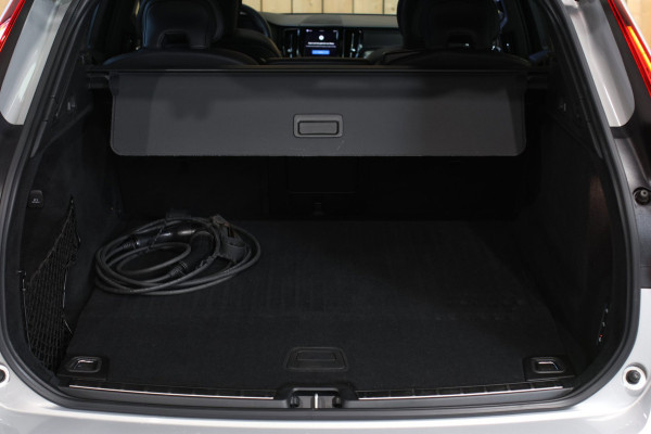 Volvo XC60 2.0 T8 Plug-in hybrid AWD R-Design *Pano*H/K*Luchtvering*Trekhaak*