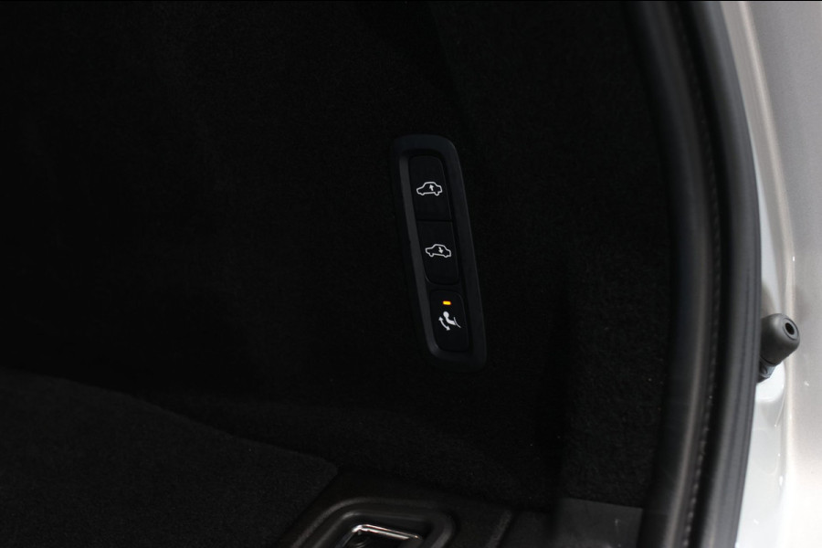 Volvo XC60 2.0 T8 Plug-in hybrid AWD R-Design *Pano*H/K*Luchtvering*Trekhaak*