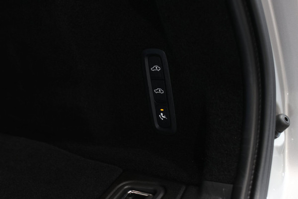 Volvo XC60 2.0 T8 Plug-in hybrid AWD R-Design *Pano*H/K*Luchtvering*Trekhaak*
