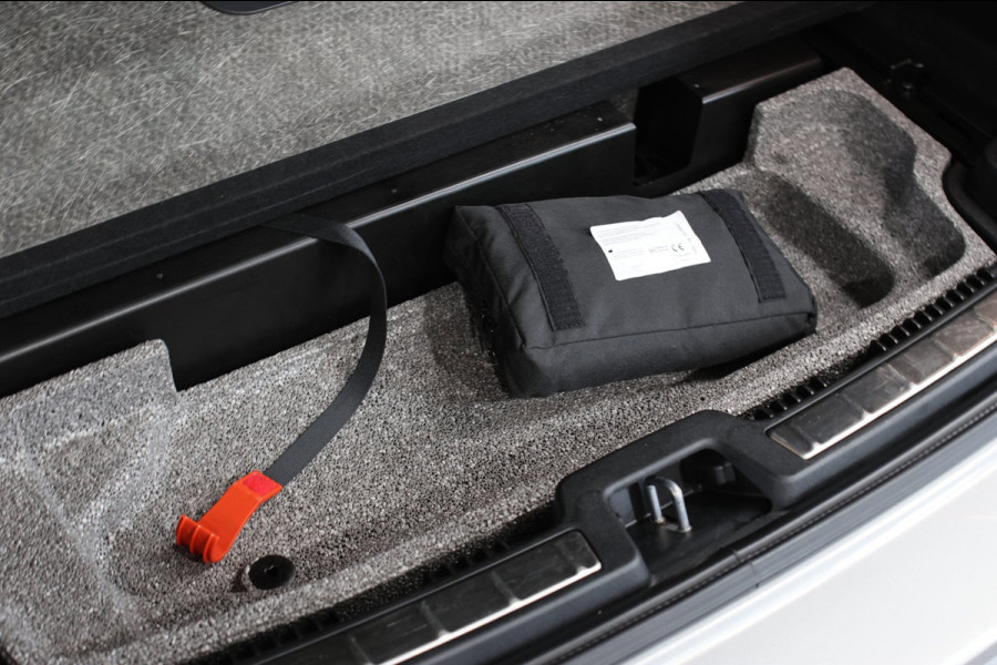 Volvo XC60 2.0 T8 Plug-in hybrid AWD R-Design *Pano*H/K*Luchtvering*Trekhaak*