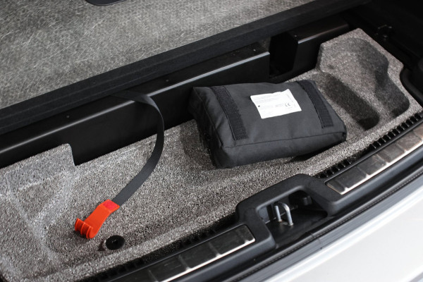 Volvo XC60 2.0 T8 Plug-in hybrid AWD R-Design *Pano*H/K*Luchtvering*Trekhaak*