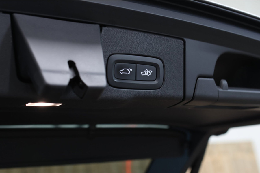 Volvo XC60 2.0 T8 Plug-in hybrid AWD R-Design *Pano*H/K*Luchtvering*Trekhaak*