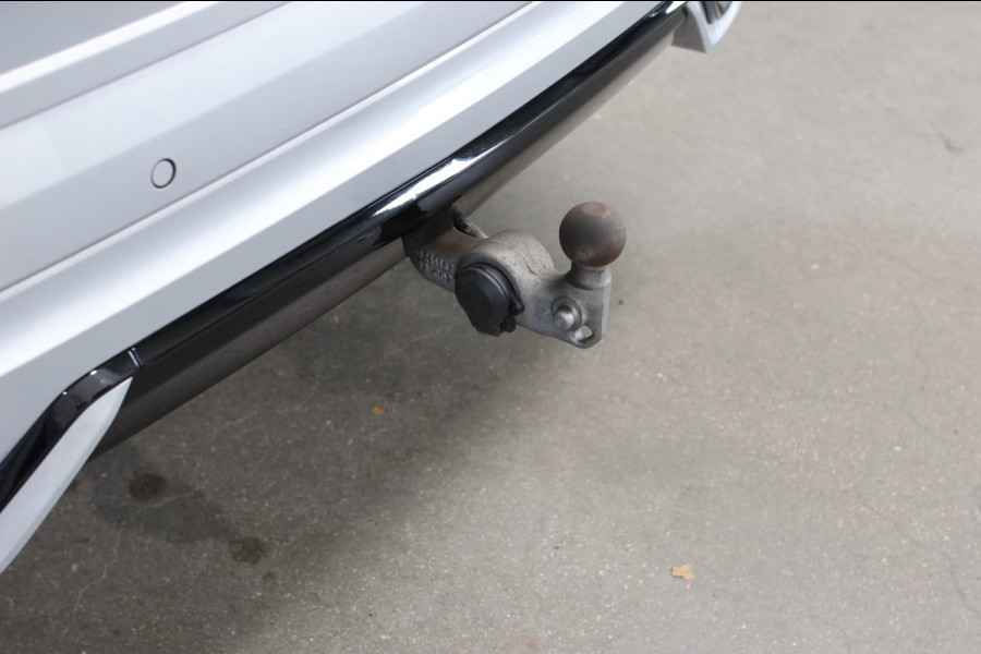 Volvo XC60 2.0 T8 Plug-in hybrid AWD R-Design *Pano*H/K*Luchtvering*Trekhaak*