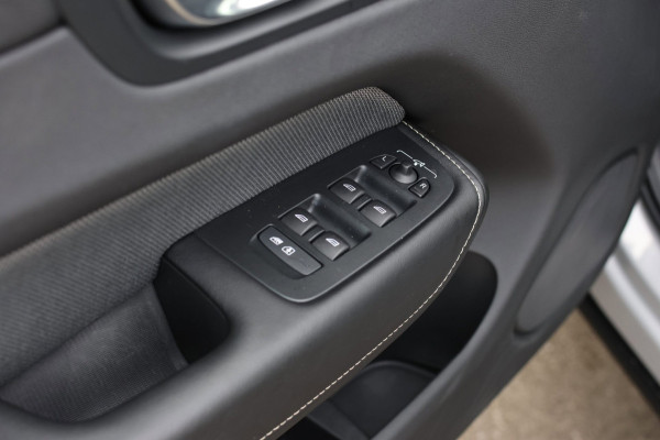 Volvo XC60 2.0 T8 Plug-in hybrid AWD R-Design *Pano*H/K*Luchtvering*Trekhaak*