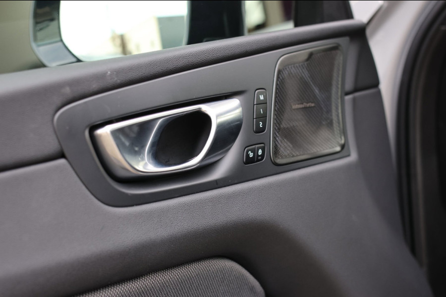 Volvo XC60 2.0 T8 Plug-in hybrid AWD R-Design *Pano*H/K*Luchtvering*Trekhaak*