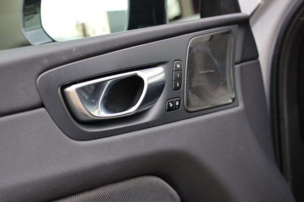Volvo XC60 2.0 T8 Plug-in hybrid AWD R-Design *Pano*H/K*Luchtvering*Trekhaak*