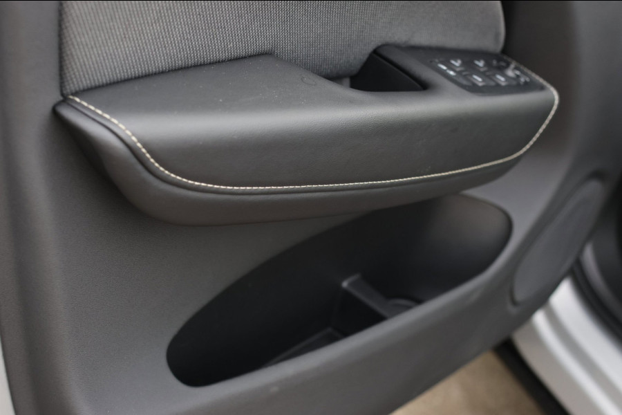 Volvo XC60 2.0 T8 Plug-in hybrid AWD R-Design *Pano*H/K*Luchtvering*Trekhaak*