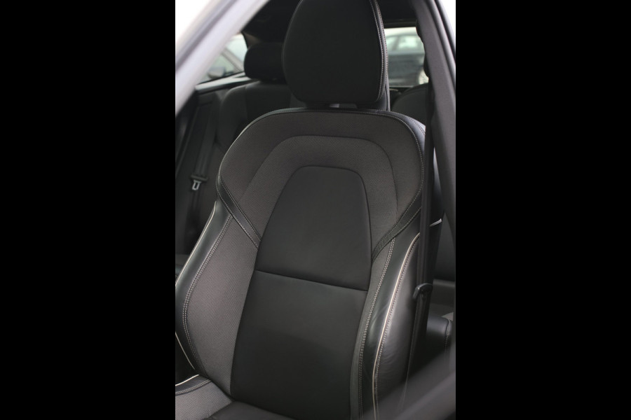 Volvo XC60 2.0 T8 Plug-in hybrid AWD R-Design *Pano*H/K*Luchtvering*Trekhaak*