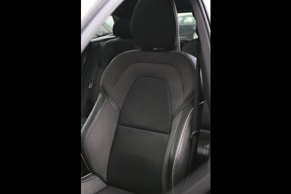 Volvo XC60 2.0 T8 Plug-in hybrid AWD R-Design *Pano*H/K*Luchtvering*Trekhaak*