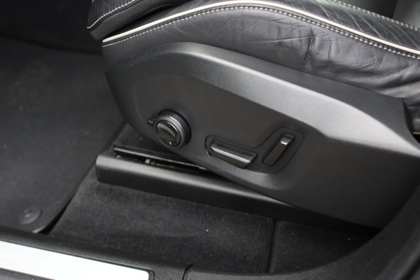 Volvo XC60 2.0 T8 Plug-in hybrid AWD R-Design *Pano*H/K*Luchtvering*Trekhaak*