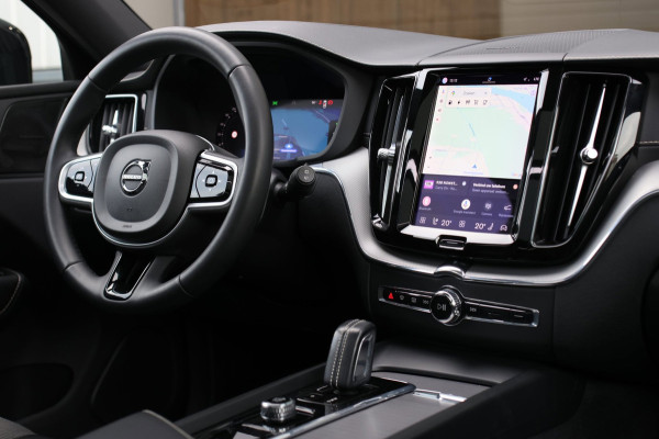Volvo XC60 2.0 T8 Plug-in hybrid AWD R-Design *Pano*H/K*Luchtvering*Trekhaak*