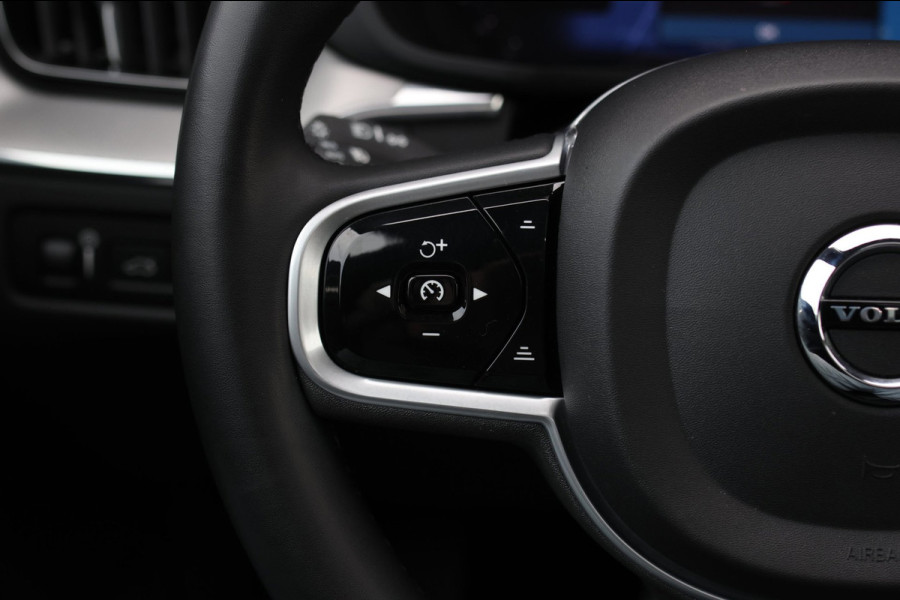 Volvo XC60 2.0 T8 Plug-in hybrid AWD R-Design *Pano*H/K*Luchtvering*Trekhaak*