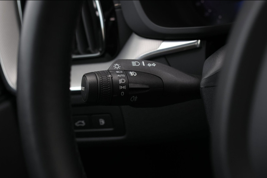 Volvo XC60 2.0 T8 Plug-in hybrid AWD R-Design *Pano*H/K*Luchtvering*Trekhaak*