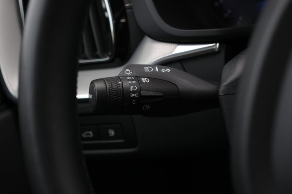 Volvo XC60 2.0 T8 Plug-in hybrid AWD R-Design *Pano*H/K*Luchtvering*Trekhaak*
