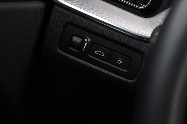 Volvo XC60 2.0 T8 Plug-in hybrid AWD R-Design *Pano*H/K*Luchtvering*Trekhaak*