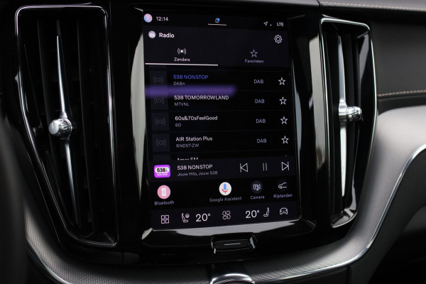 Volvo XC60 2.0 T8 Plug-in hybrid AWD R-Design *Pano*H/K*Luchtvering*Trekhaak*