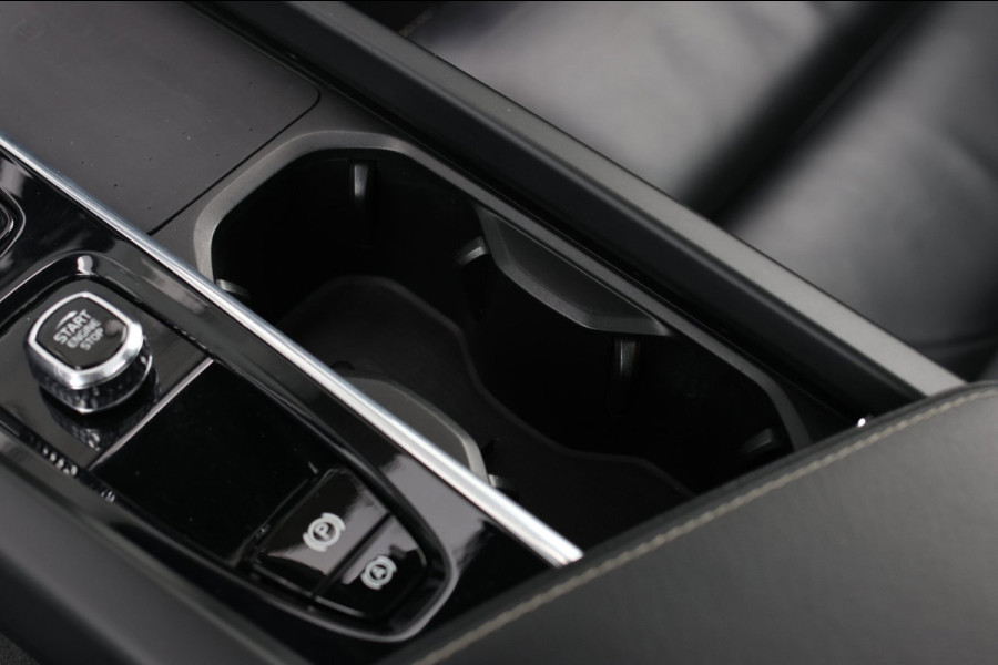 Volvo XC60 2.0 T8 Plug-in hybrid AWD R-Design *Pano*H/K*Luchtvering*Trekhaak*