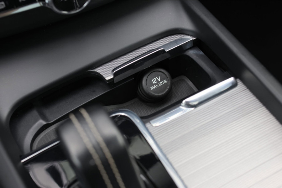Volvo XC60 2.0 T8 Plug-in hybrid AWD R-Design *Pano*H/K*Luchtvering*Trekhaak*