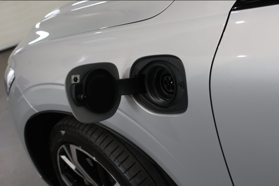 Volvo XC60 2.0 T8 Plug-in hybrid AWD R-Design *Pano*H/K*Luchtvering*Trekhaak*
