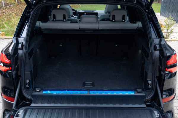 BMW X5 xDrive50e M-SPORT Pro ** LED, GRAU LEDER, NAVI+, PANO, DR.ASS+, TREKH, 22-invh LMV, LUCHT ** Ex BMW - UNFALLFREI ** ** INFORMEER OOK NAAR ONZE AANTREKKELIJKE FINANCIAL-LEASE TARIEVEN **