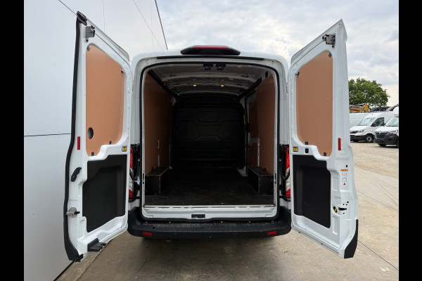 Ford E-Transit 68kWh 184PK L2H2 317km WLTP BEV Snelladen 360° Camera Stoelverwarming Cruise control Climate control Carplay Navigatie Parkeerse