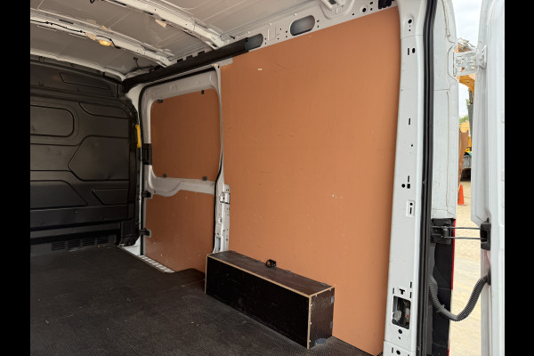 Ford E-Transit 68kWh 184PK L2H2 317km WLTP BEV Snelladen 360° Camera Stoelverwarming Cruise control Climate control Carplay Navigatie Parkeerse