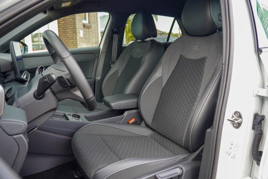 Volkswagen T-Roc 1.5 eTsi R-Line First Edition | Trekhaak | Matrix | Camera