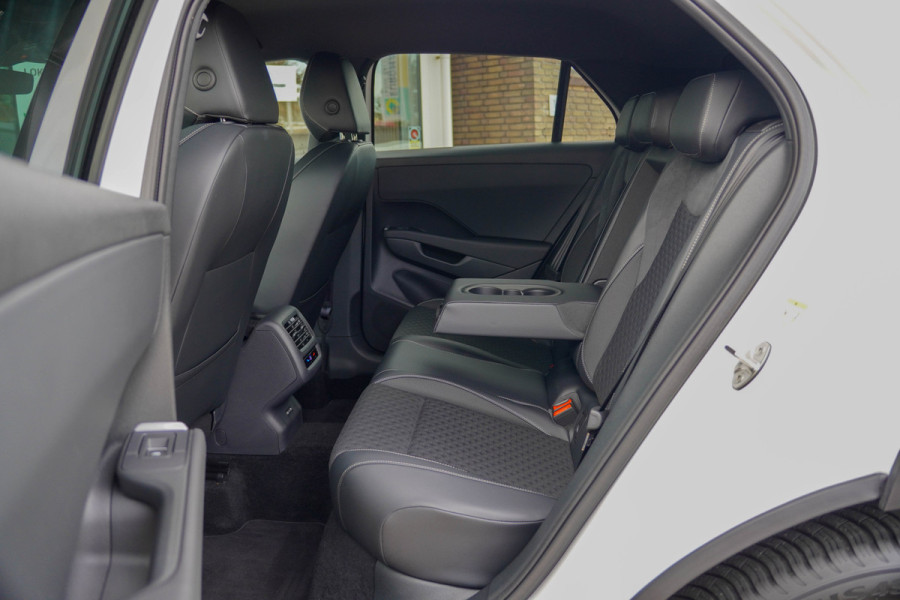 Volkswagen T-Roc 1.5 eTsi R-Line First Edition | Trekhaak | Matrix | Camera
