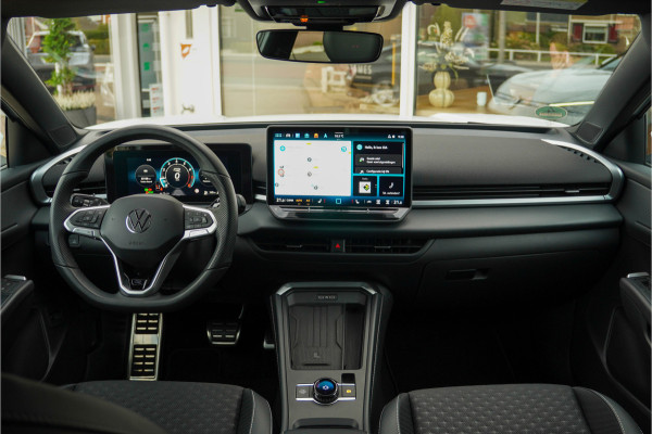 Volkswagen T-Roc 1.5 eTsi R-Line First Edition | Trekhaak | Matrix | Camera
