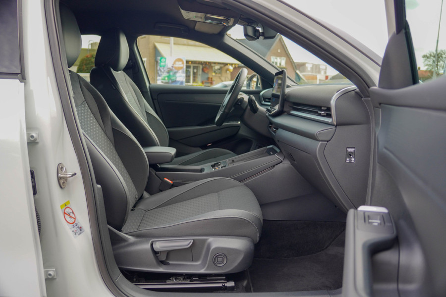 Volkswagen T-Roc 1.5 eTsi R-Line First Edition | Trekhaak | Matrix | Camera