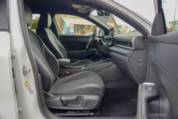 Volkswagen T-Roc 1.5 eTsi R-Line First Edition | Trekhaak | Matrix | Camera