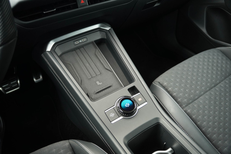 Volkswagen T-Roc 1.5 eTsi R-Line First Edition | Trekhaak | Matrix | Camera