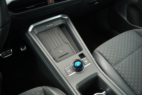 Volkswagen T-Roc 1.5 eTsi R-Line First Edition | Trekhaak | Matrix | Camera