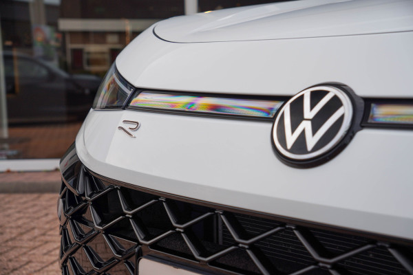 Volkswagen T-Roc 1.5 eTsi R-Line First Edition | Trekhaak | Matrix | Camera