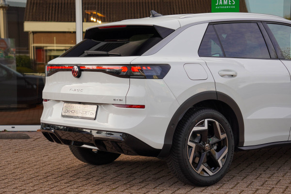 Volkswagen T-Roc 1.5 eTsi R-Line First Edition | Trekhaak | Matrix | Camera