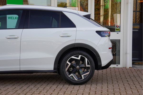 Volkswagen T-Roc 1.5 eTsi R-Line First Edition | Trekhaak | Matrix | Camera