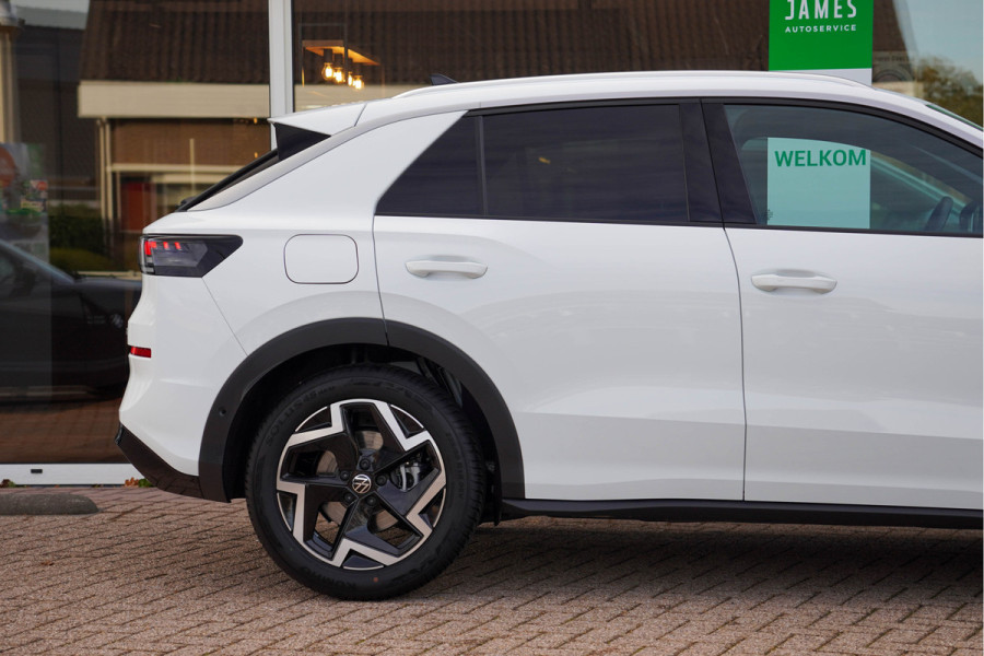 Volkswagen T-Roc 1.5 eTsi R-Line First Edition | Trekhaak | Matrix | Camera