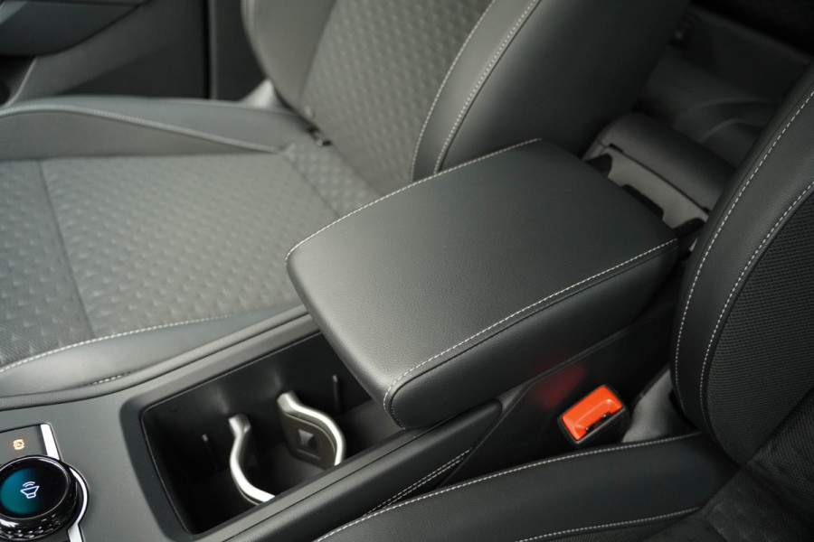 Volkswagen T-Roc 1.5 eTsi R-Line First Edition | Trekhaak | Matrix | Camera