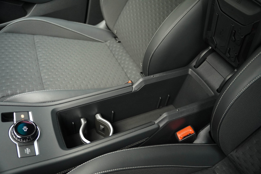 Volkswagen T-Roc 1.5 eTsi R-Line First Edition | Trekhaak | Matrix | Camera