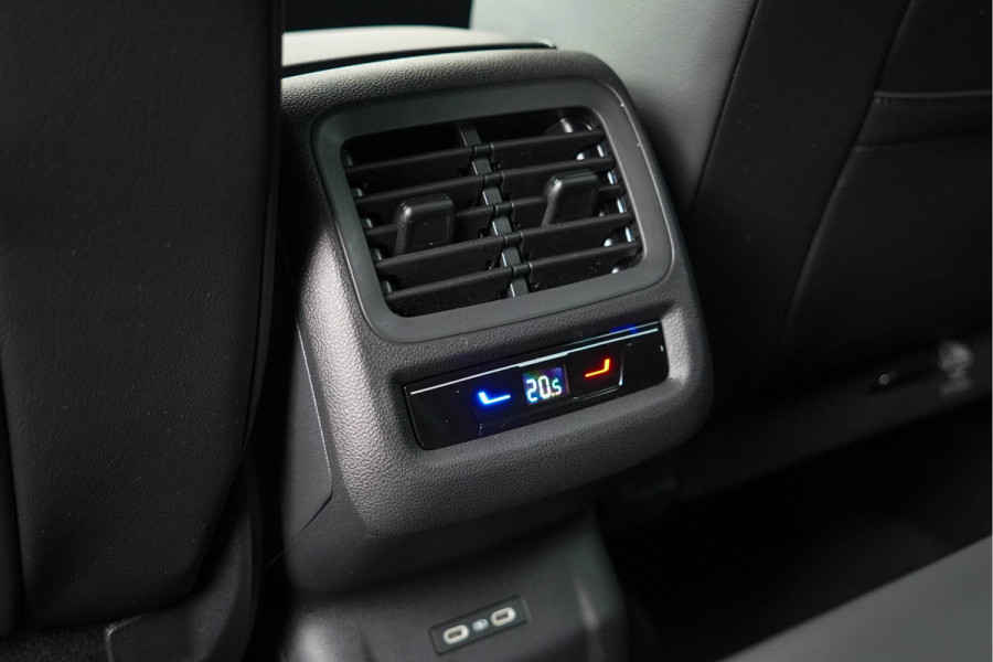 Volkswagen T-Roc 1.5 eTsi R-Line First Edition | Trekhaak | Matrix | Camera